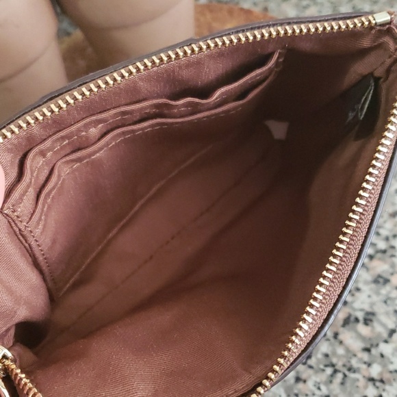 Sold Coach Corner Zip Wallet, Authentic - Picture 4 of 7